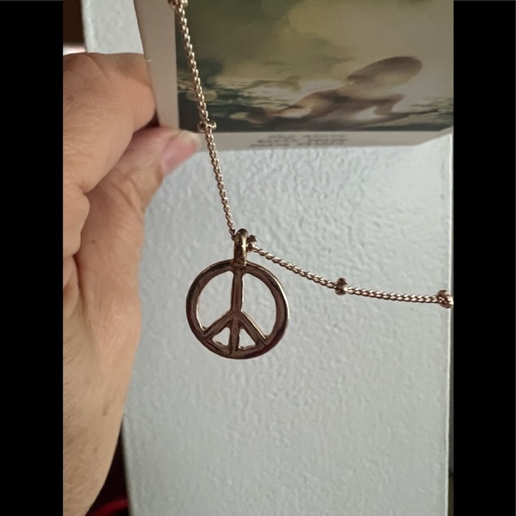 🆕 Francesca’s rose gold peace sign necklace. On original card. - Picture 5 of 5